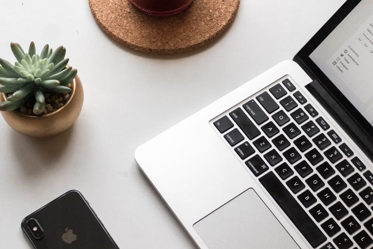 Smartphone affichant des applications de recherche d'emploi au Cameroun en 2026