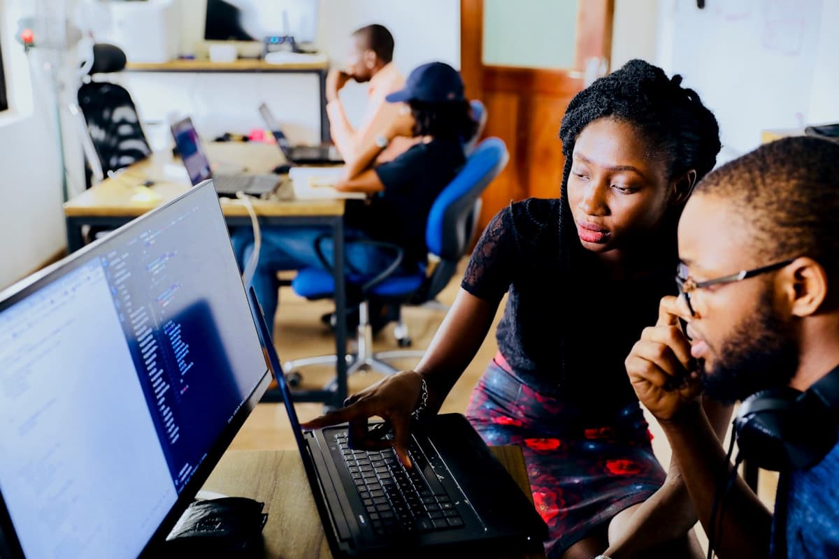 Un jeune camerounais apprenant un métier technique — compétences rentables au Cameroun en 2026
