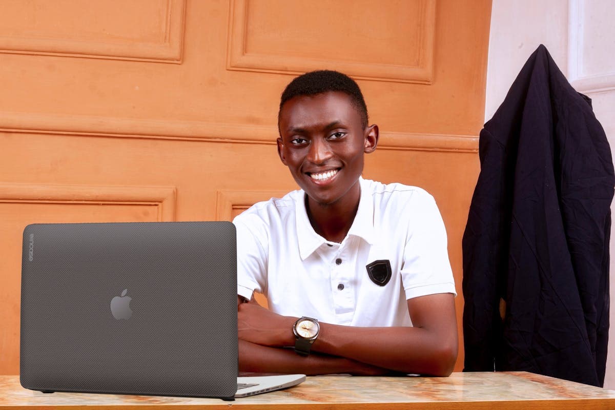 Un développeur camerounais codant sur son ordinateur — études informatique et débouchés au Cameroun
