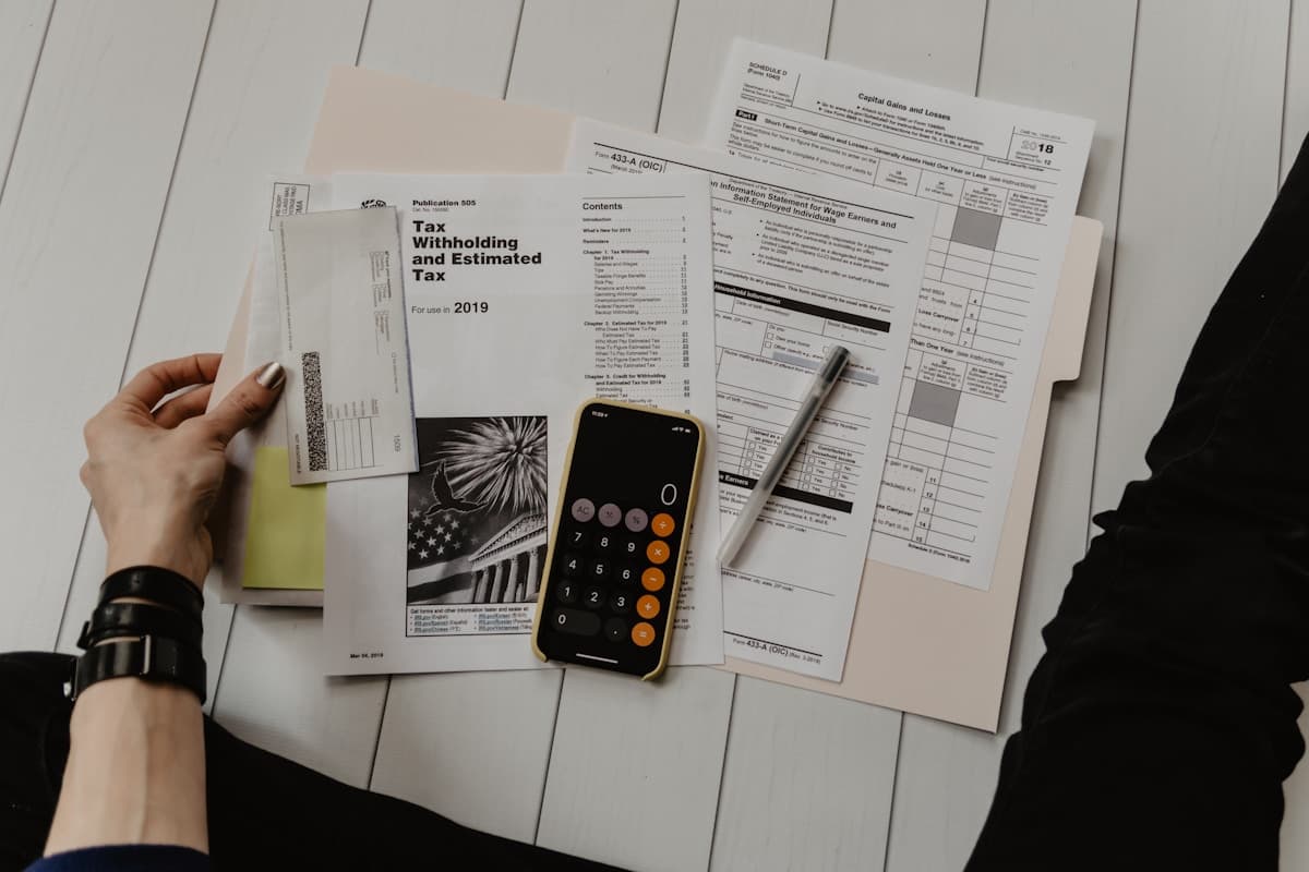 Un jeune entrepreneur camerounais préparant un dossier de financement dans son atelier