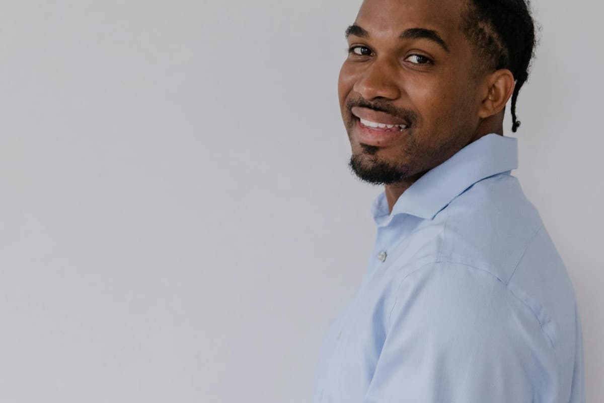 Un jeune travailleur souriant — gagner de l'argent à Douala et Yaoundé