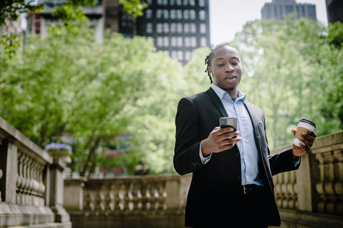 Un Camerounais utilisant Mobile Money — épargne et investissement via MTN MoMo