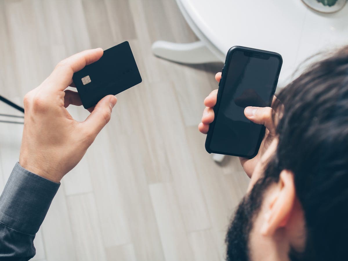 Un homme utilisant son téléphone pour un paiement Mobile Money au Cameroun