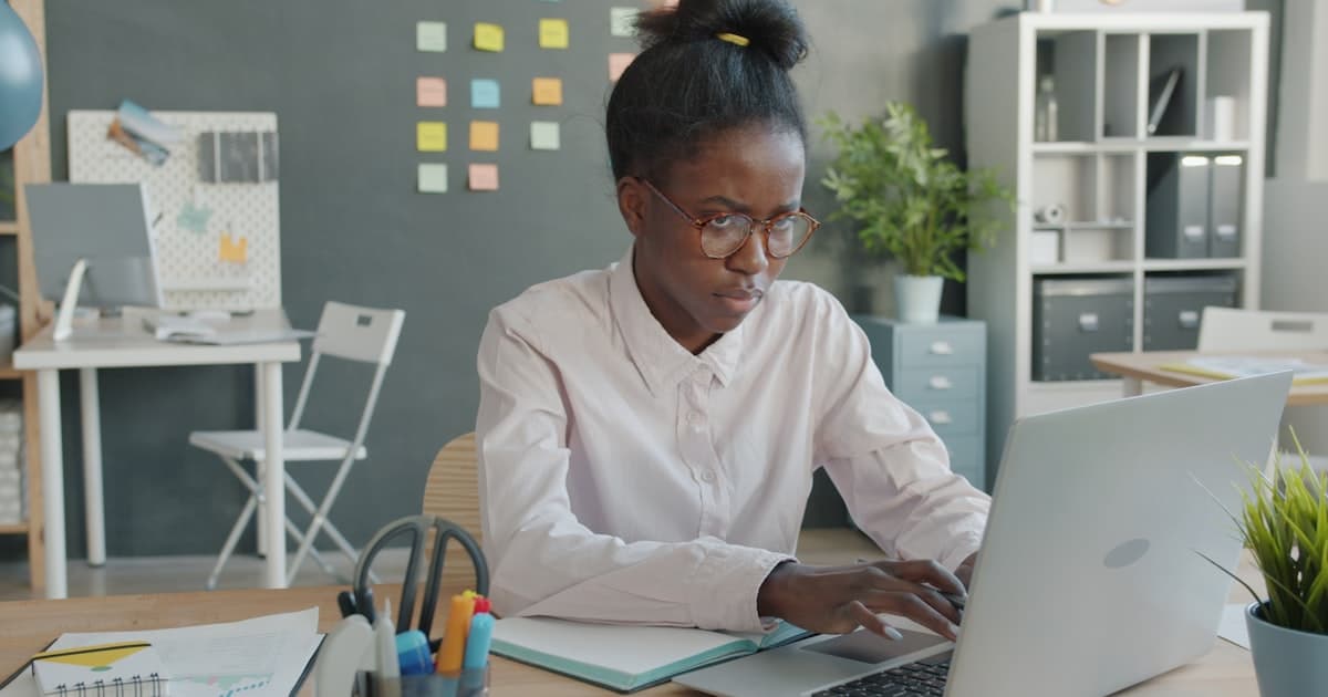 Entrepreneure camerounaise prépare une soumission pour un appel d'offres public