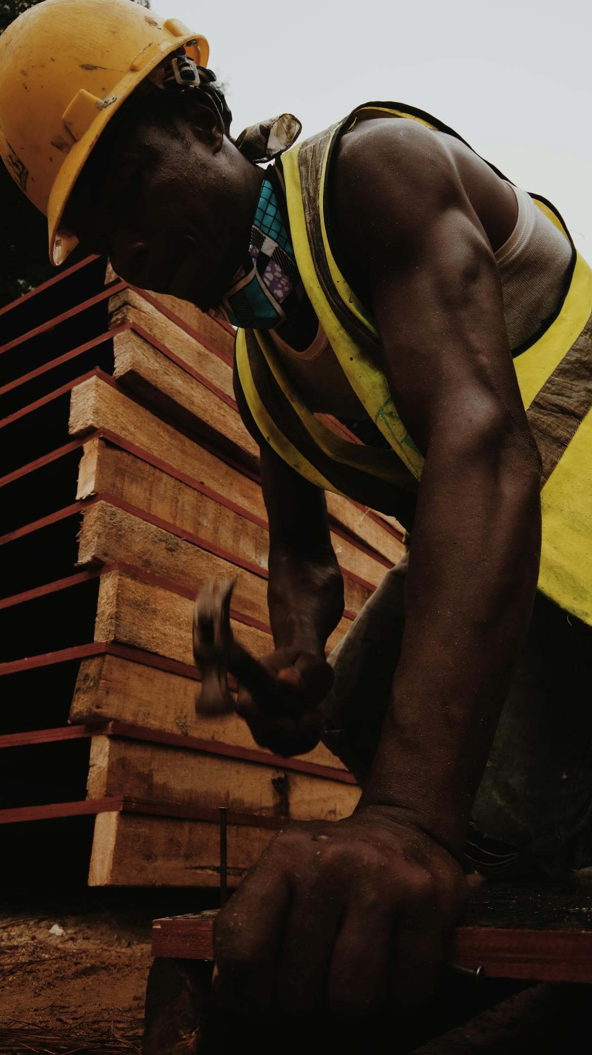 Un artisan en train de réparer — trouver un réparateur à Douala ou Yaoundé